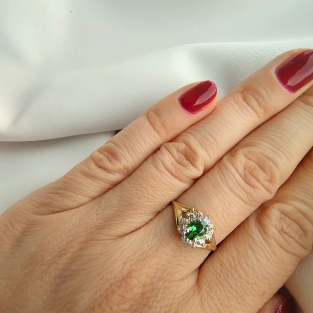 Modischer Goldring mit Strass smaragdgrüner Markise