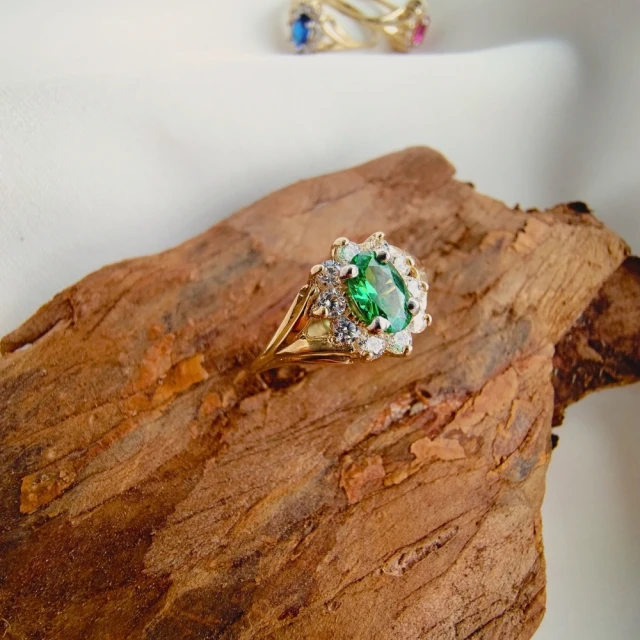 Modischer Goldring mit Strass smaragdgrüner Markise