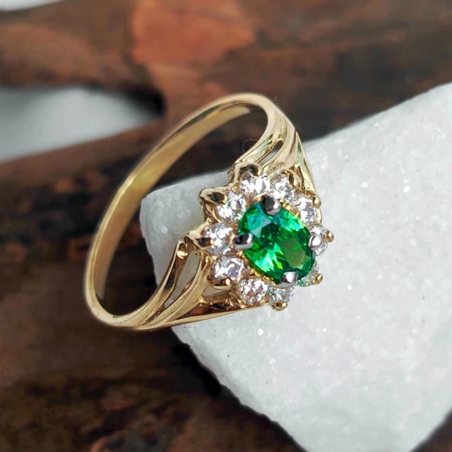 Modischer Goldring mit Strass smaragdgrüner Markise