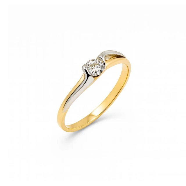 Schöner Goldring mit großem Strass