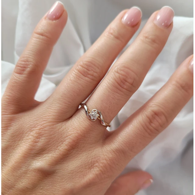 Złoty pierścionek kwiatek z cyrkoniami próba 585