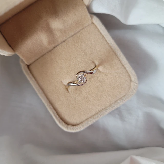 Złoty pierścionek kwiatek z cyrkoniami próba 585