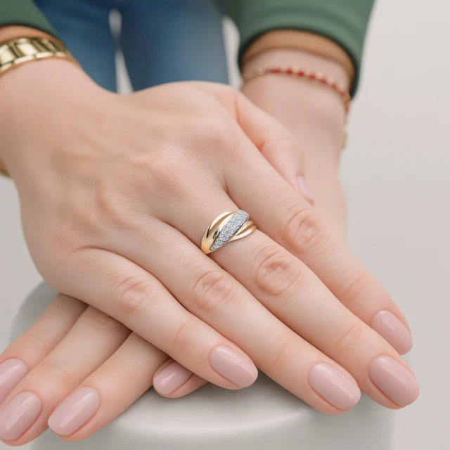 Eingestreuter Goldring mit feinen Strasssteinen