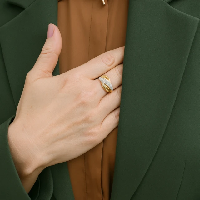 Eingestreuter Goldring mit feinen Strasssteinen