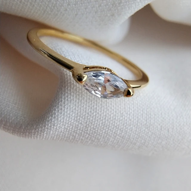 Złoty pierścionek biała owalna cyrkonia próba 585