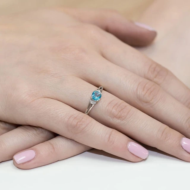 Pierścionek z topazem białe złoto 0,70ct