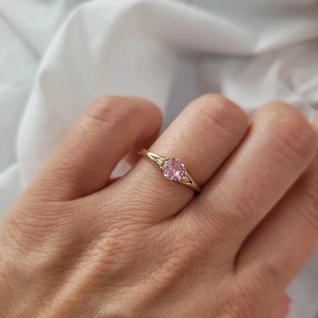 Pierścionek z różowym oczkiem 375