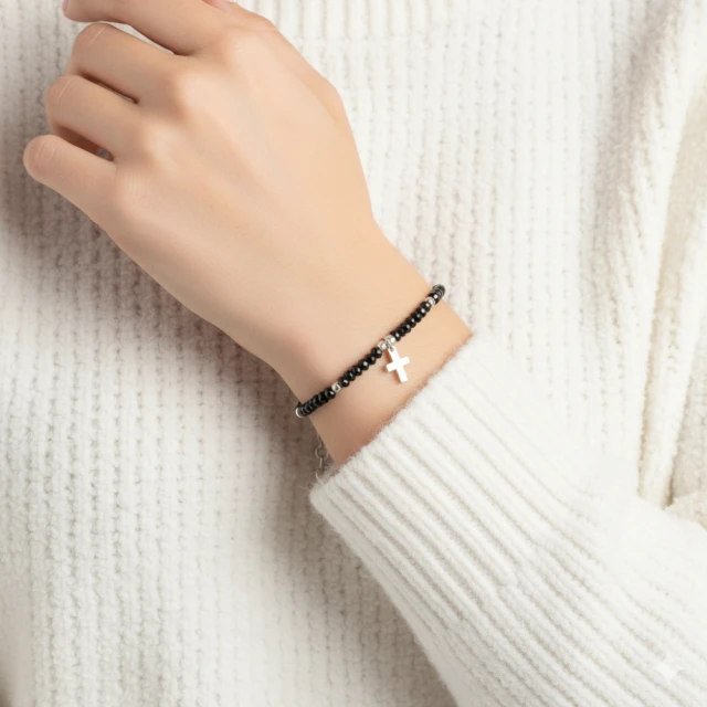 Silbernes Armband schwarze Steine und Kreuz
