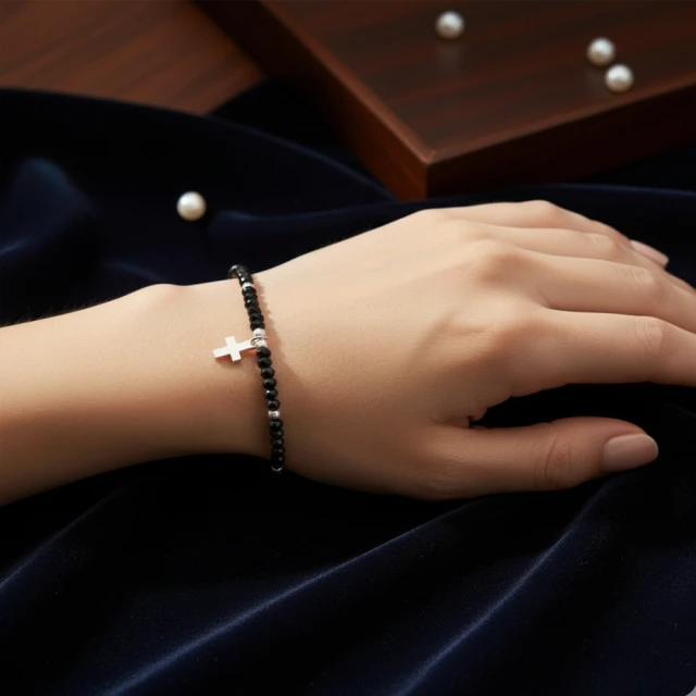 Silbernes Armband schwarze Steine und Kreuz