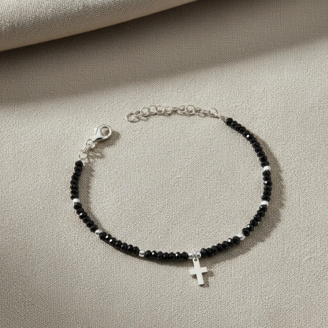 Silbernes Armband schwarze Steine und Kreuz
