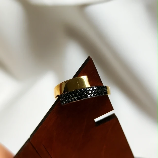 Gold Ring Asymmetrisch Schönes Muster