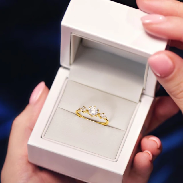 Pierścionek z dużym kamieniem złoto 333