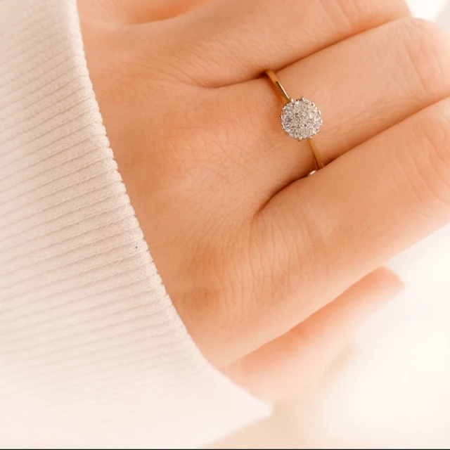 Goldener Ring niedliche Blume