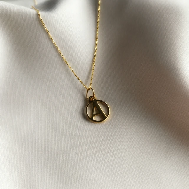 Złota zawieszka 333 litera A w kółku