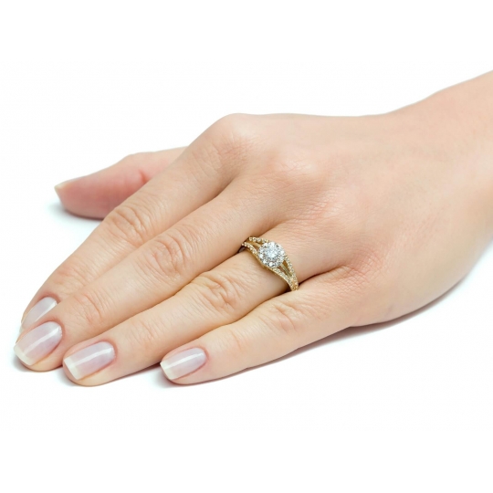 Złoty pierścionek zaręczynowy elegancki