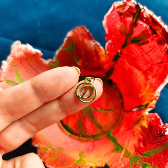 Złota zawieszka 333 litera D w kółku