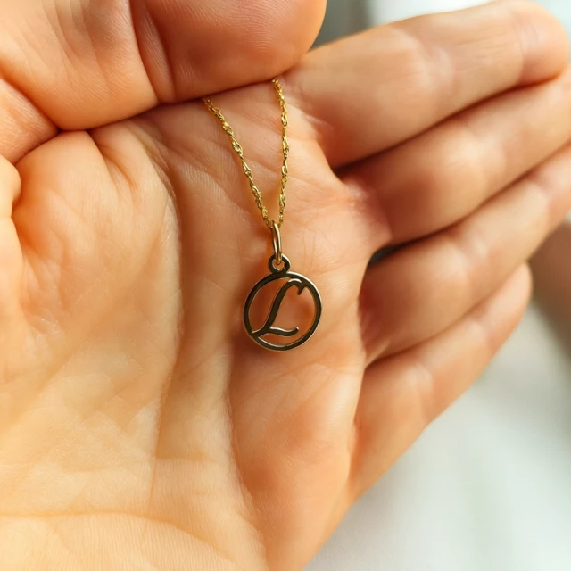 Złota zawieszka 333 litera L w kółku