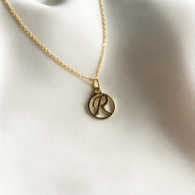 Złota zawieszka 333 litera R w kółku