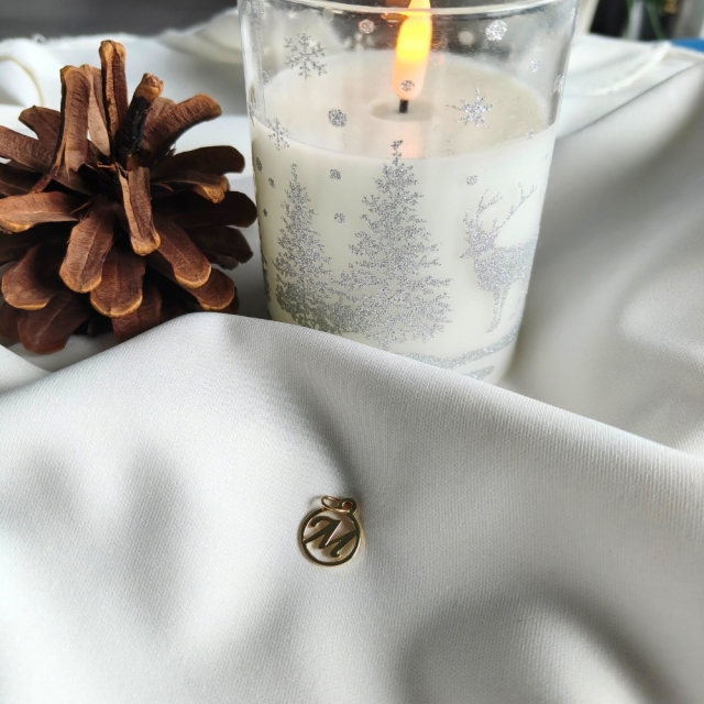 Złota zawieszka 333 litera M w kółku