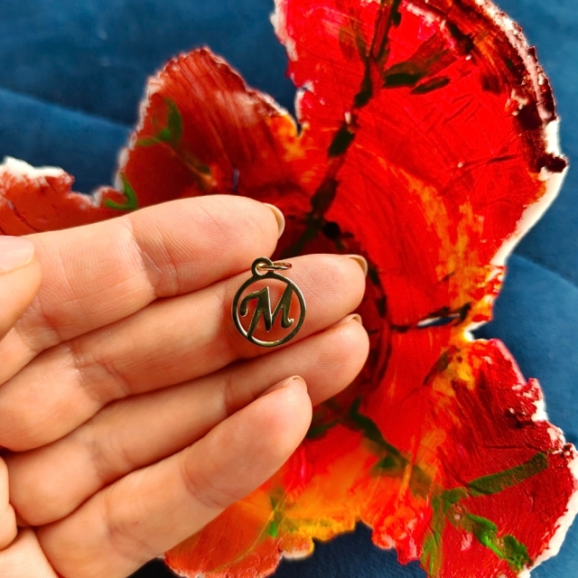 Złota zawieszka 333 litera M w kółku