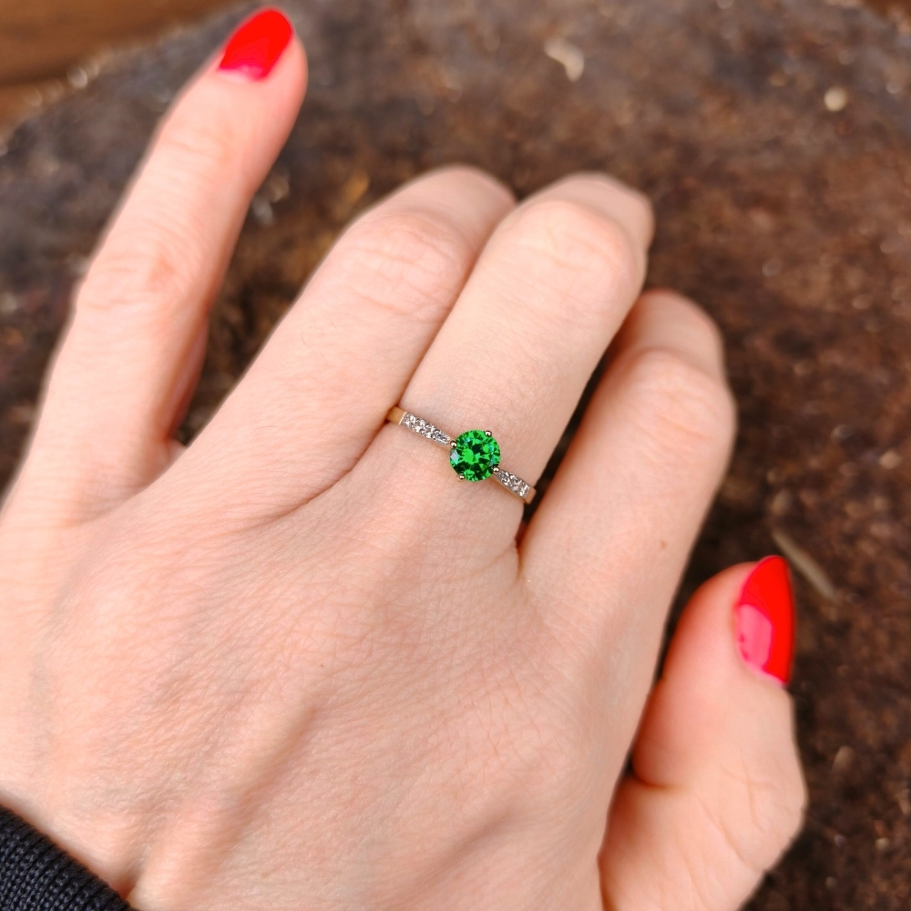 Złoty pierścionek 585 ze szmaragdowym kamieniem