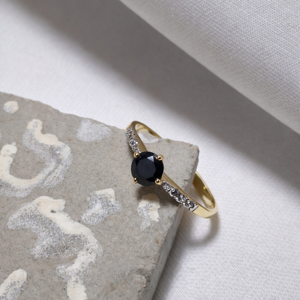 Zaręczynowy pierścionek złoty z czarnym kamieniem 585