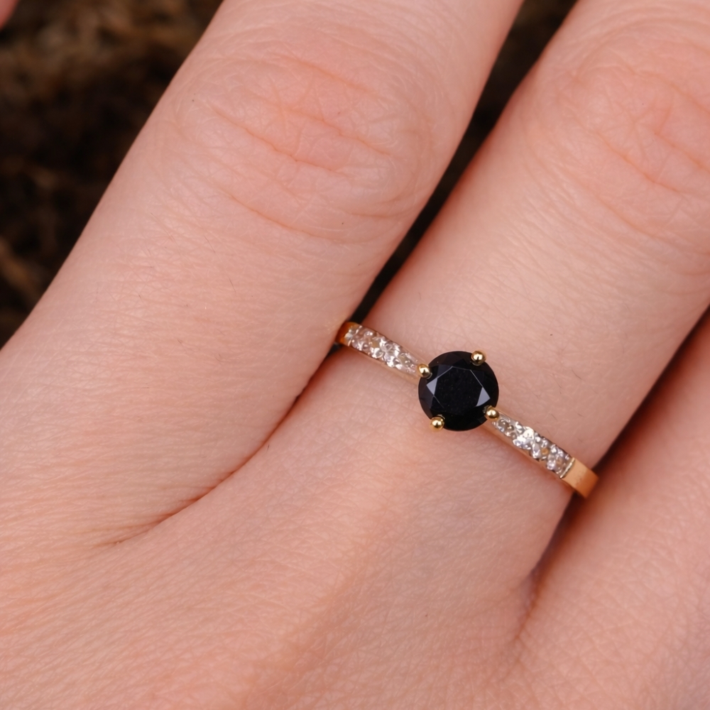 Zaręczynowy pierścionek złoty z czarnym kamieniem 585