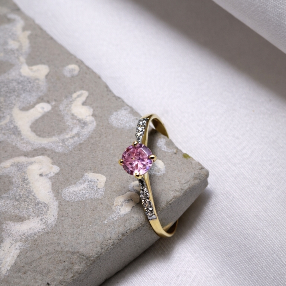 Złoty pierścionek Cyrkonie Only One pudrowy róż