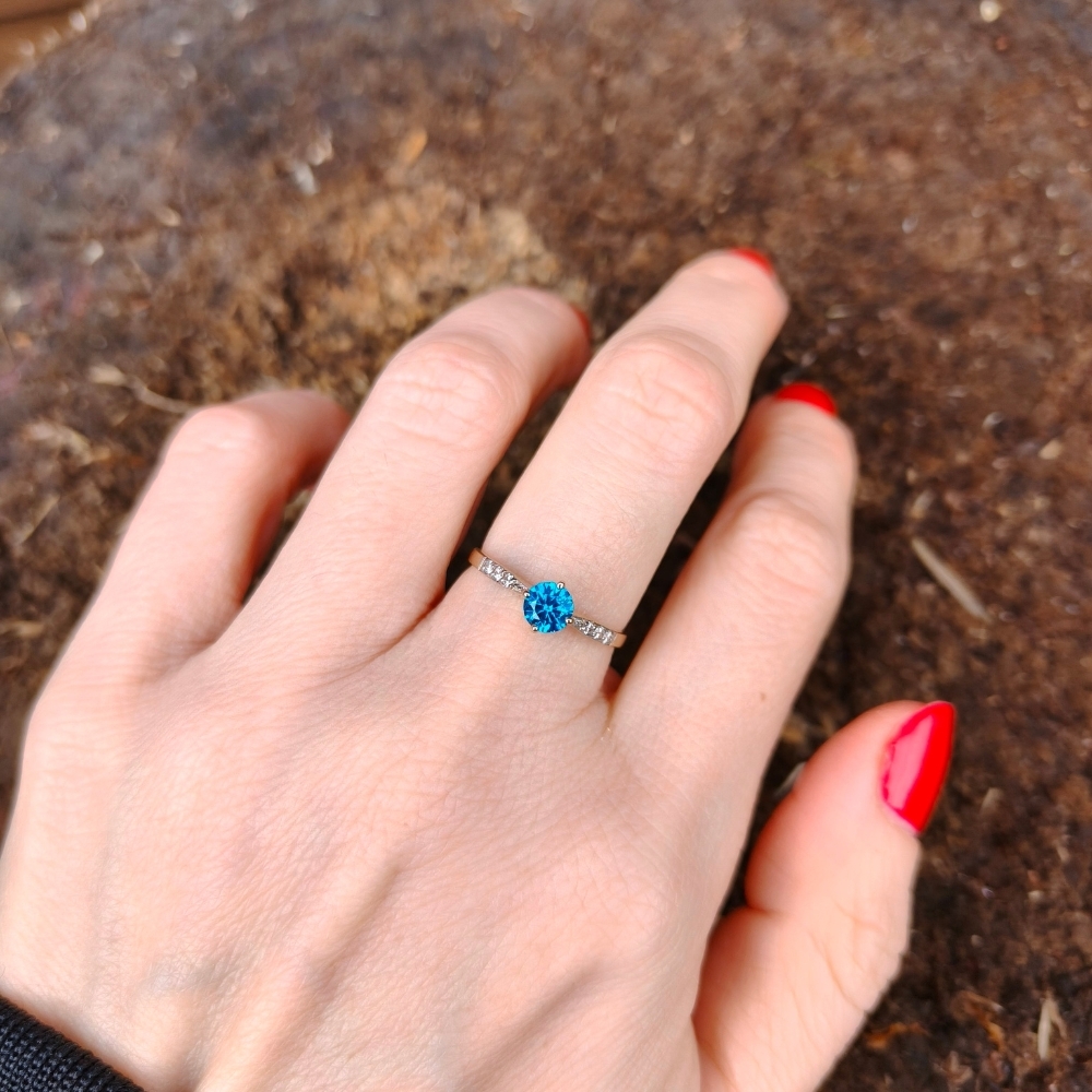 Zaręczynowy pierścionek złoty z turkusowym kamieniem