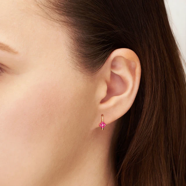 Kolczyki złote dla dziewczynki próba 375 rubinowe cyrkonie na angielskim zapięciu