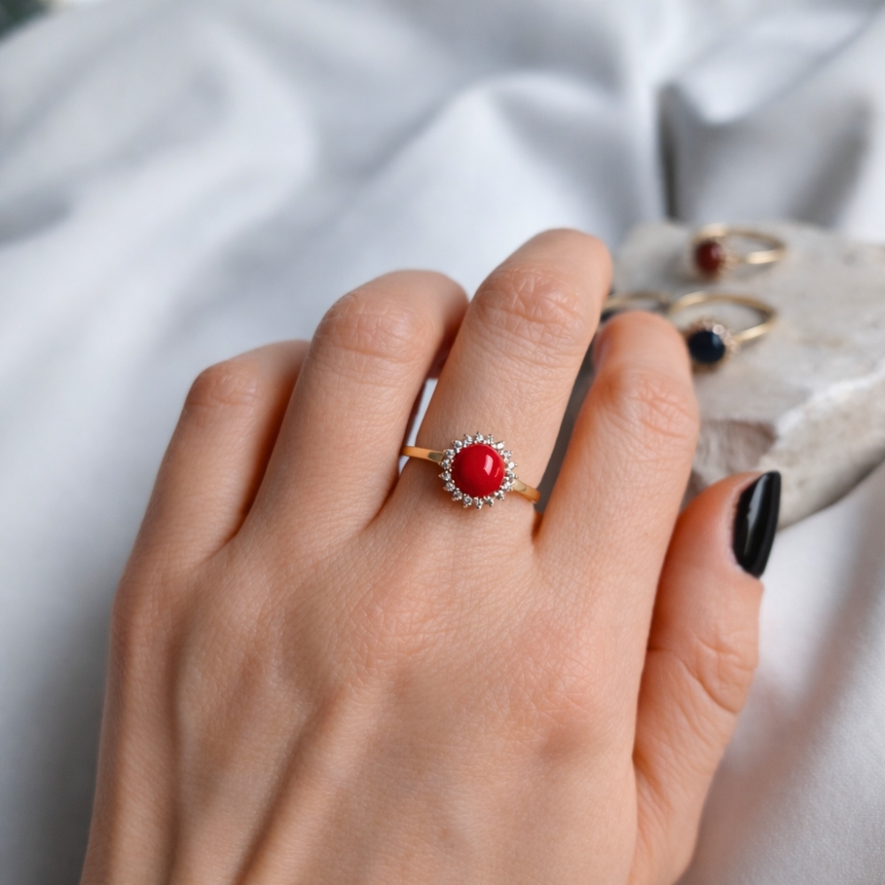 Złoty pierścionek 333 z koralem i cyrkoniami