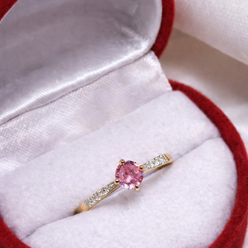 Zaręczynowy pierścionek złoty z różowym kamieniem