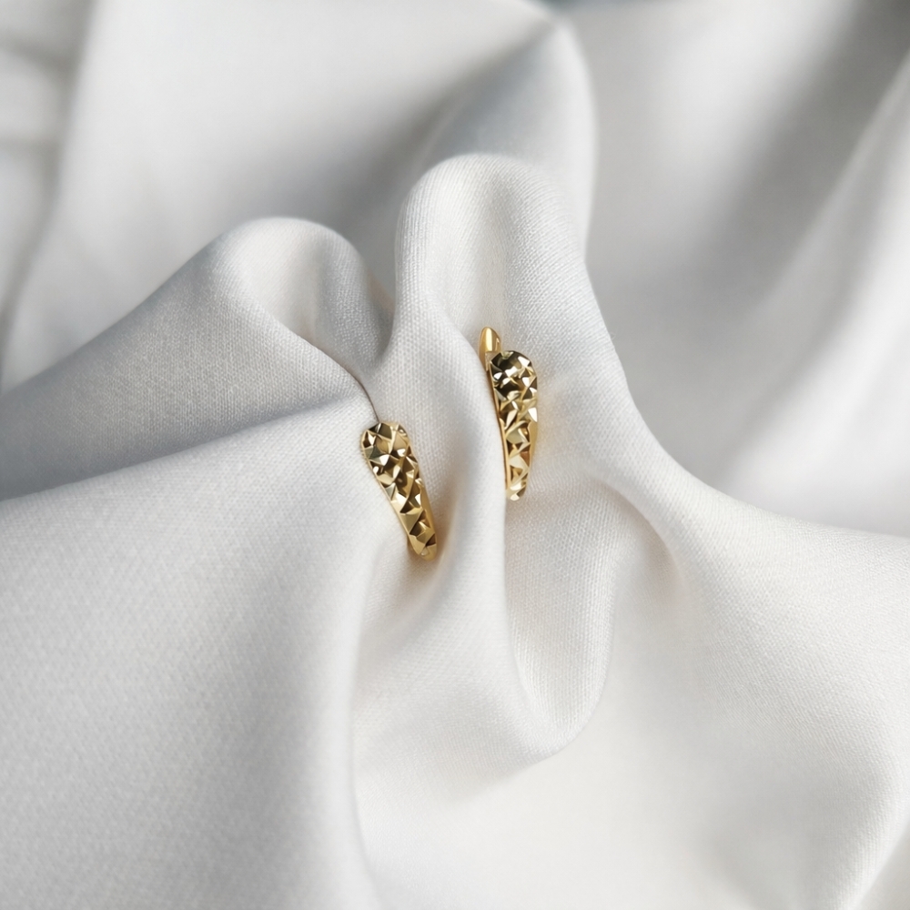 Złote Kolczyki 333 Angielskie Zapięcie Nacinane – Diamentowany Blask