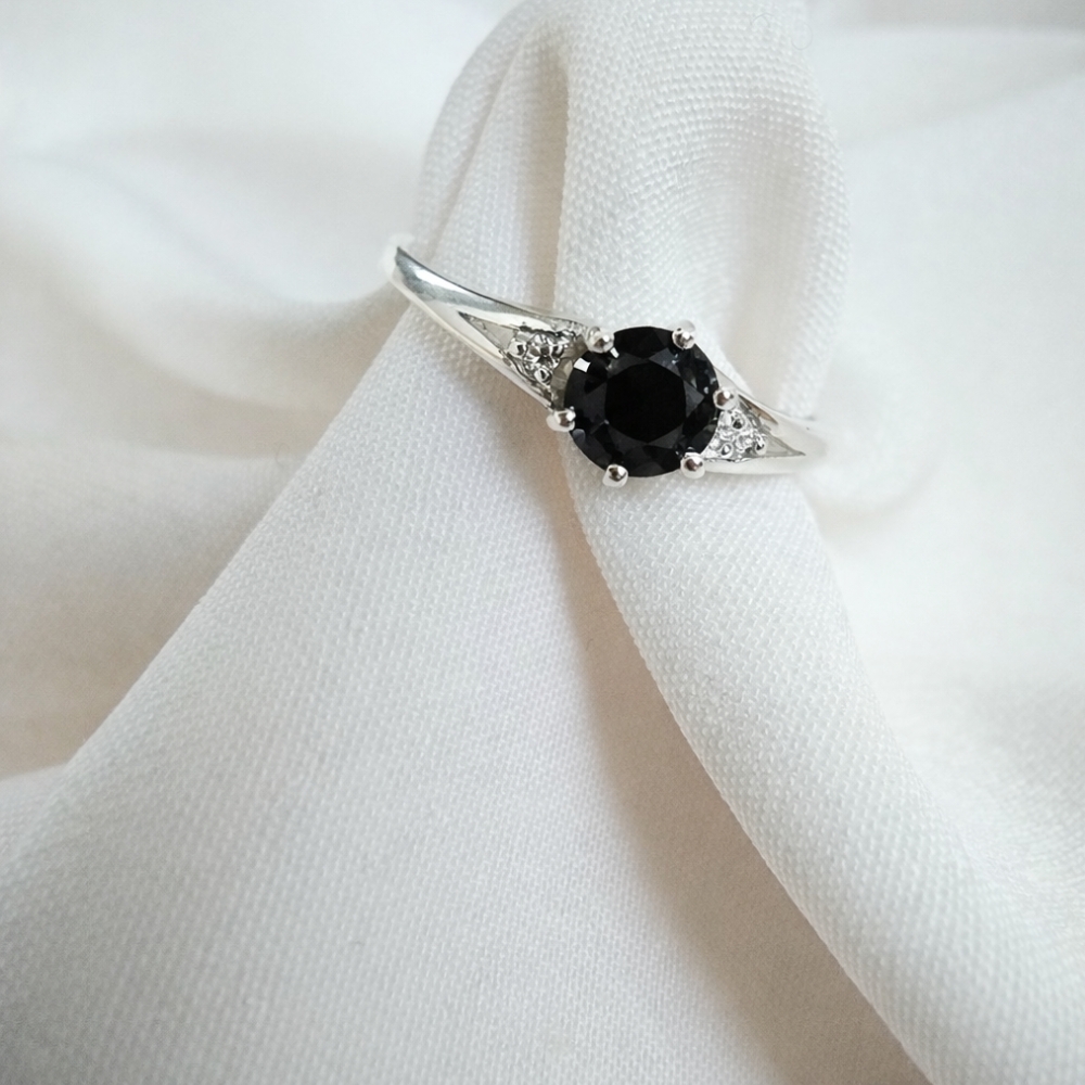Pierścionek srebrny zaręczynowy czarny z cyrkoniami próba 925