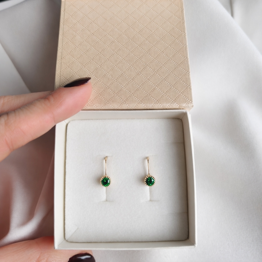 copy of Goldene Ohrringe mit Zirkonoxidblüten verziert