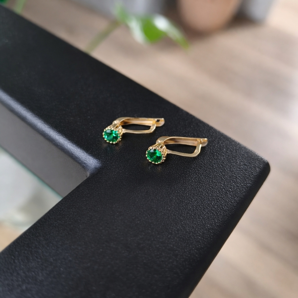 Złote kolczyki zdobione klasyczny wzór szmaragdowy kamień