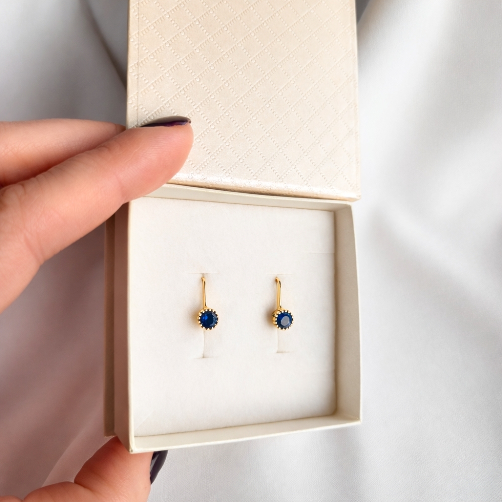 Złote kolczyki zdobione klasyczny wzór szafirowy kamień