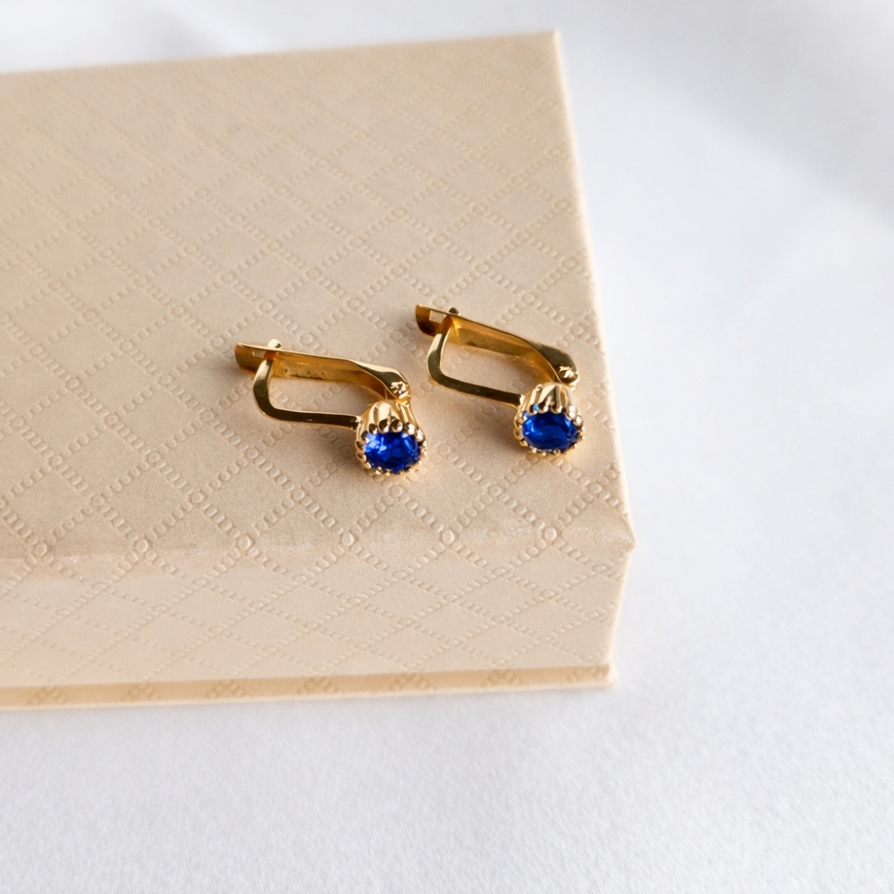 Złote kolczyki zdobione klasyczny wzór szafirowy kamień