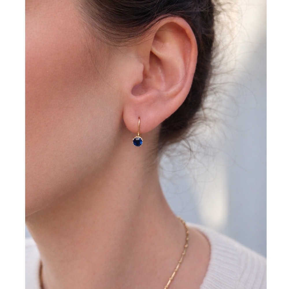 Złote kolczyki zdobione klasyczny wzór szafirowy kamień