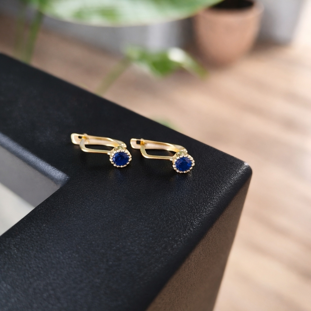 Złote kolczyki zdobione klasyczny wzór szafirowy kamień