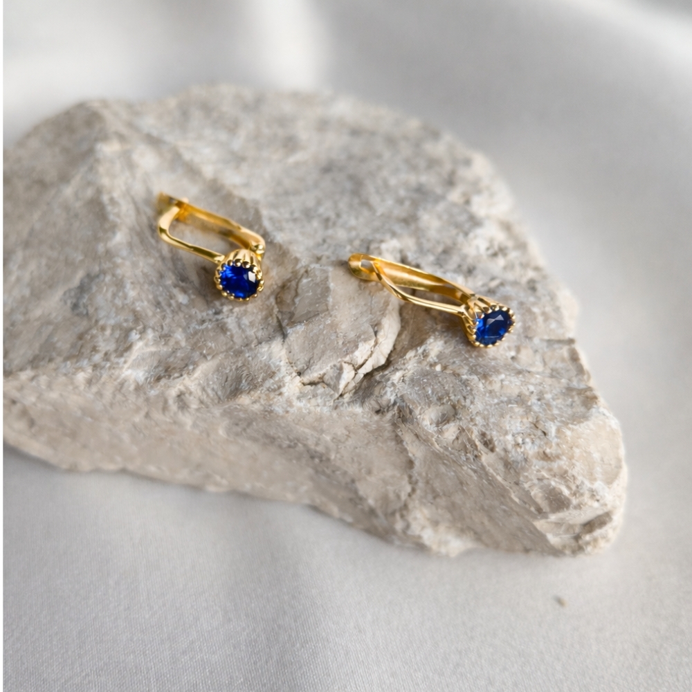 Złote kolczyki zdobione klasyczny wzór szafirowy kamień
