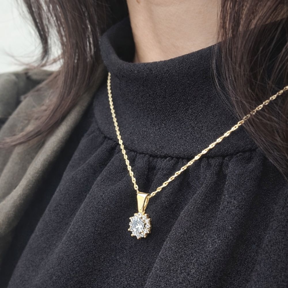 Złota zawieszka 333 rozetka z centralną cyrkonią