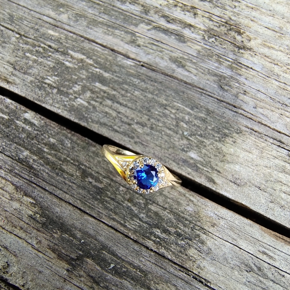 Pierścionek z niebieskim oczkiem złoto próba 375