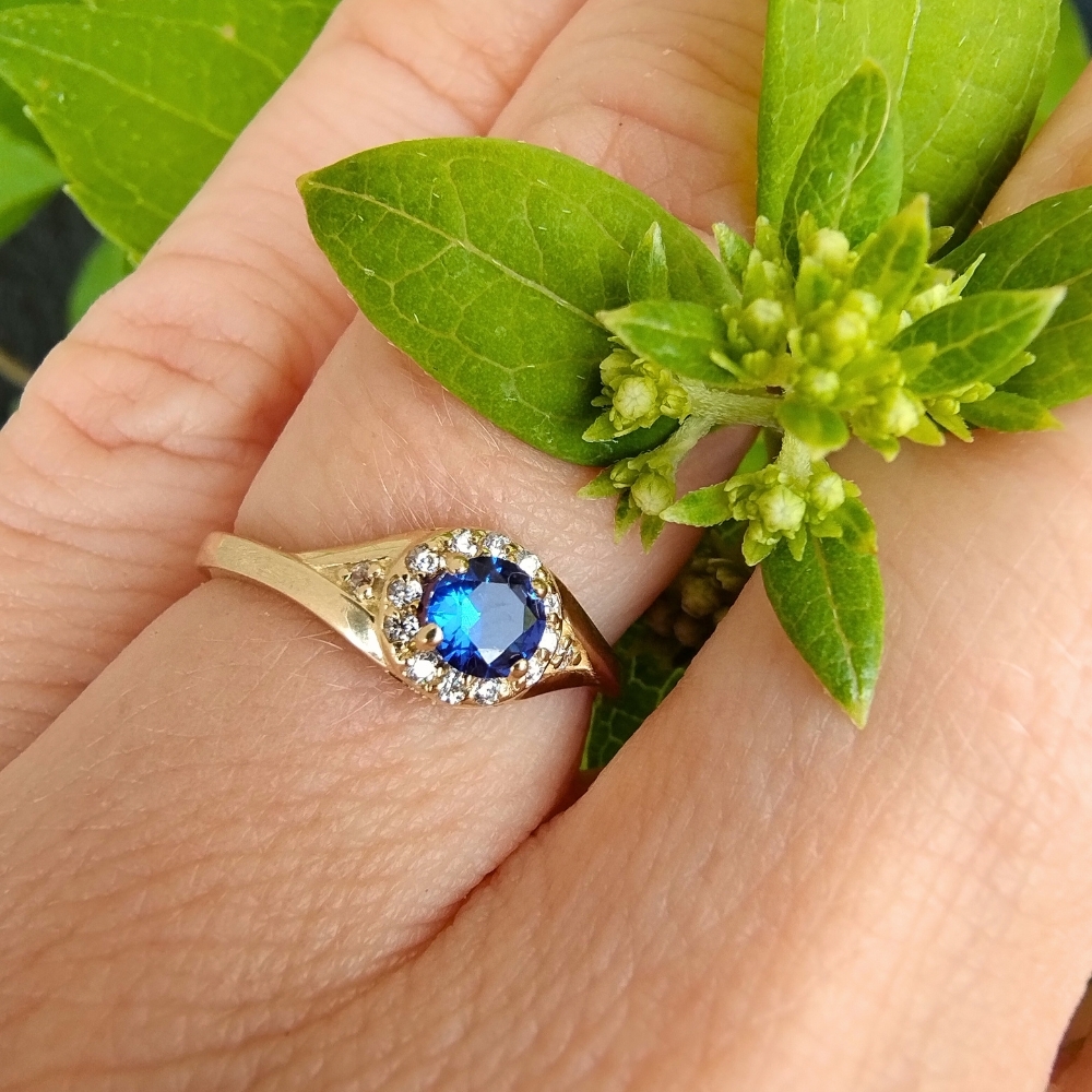 Pierścionek z niebieskim oczkiem złoto próba 375