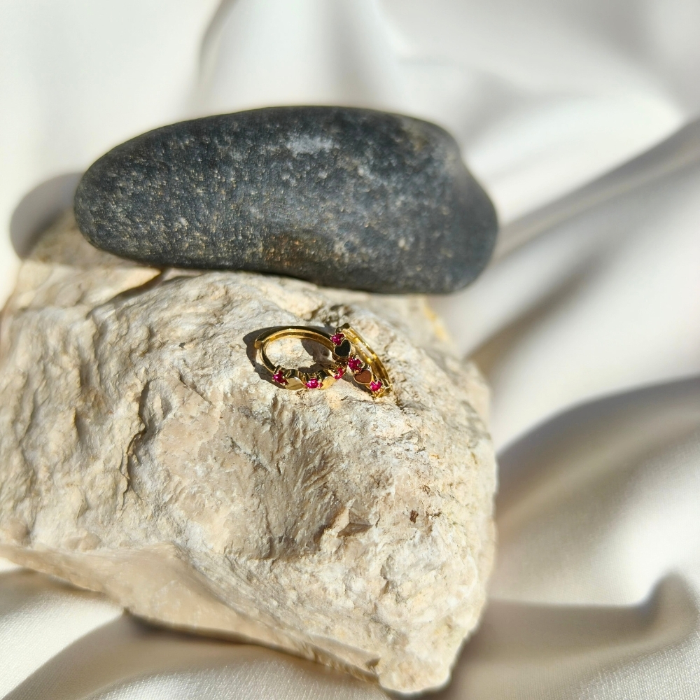 Kolczyki złote na Komunię kółeczka z rubinowymi cyrkoniami próba złota 333