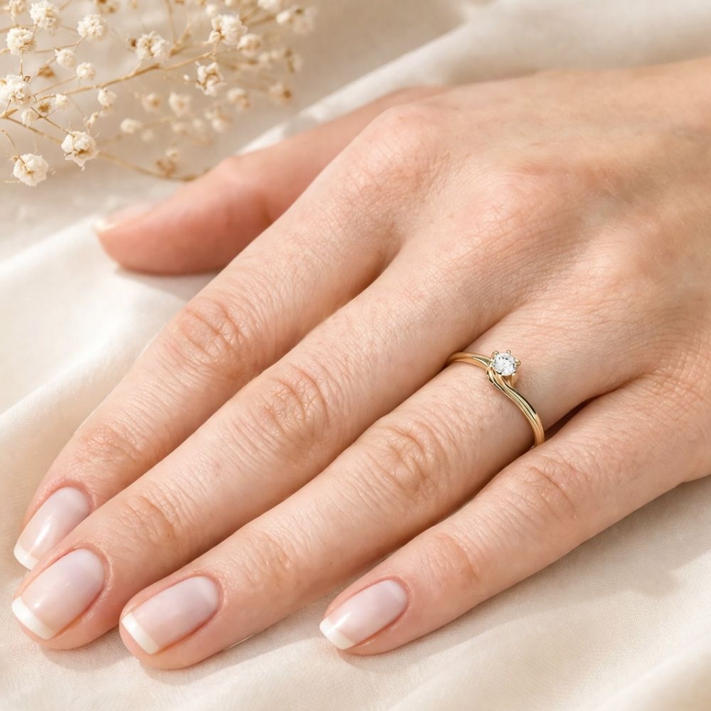 Schöner goldener Ring mit Zirkonia-Öse