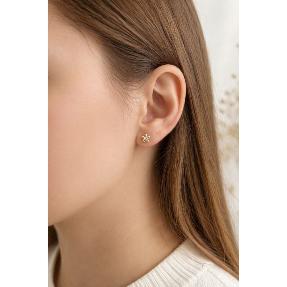 Złote kolczyki delikatne kwiatki białe 333