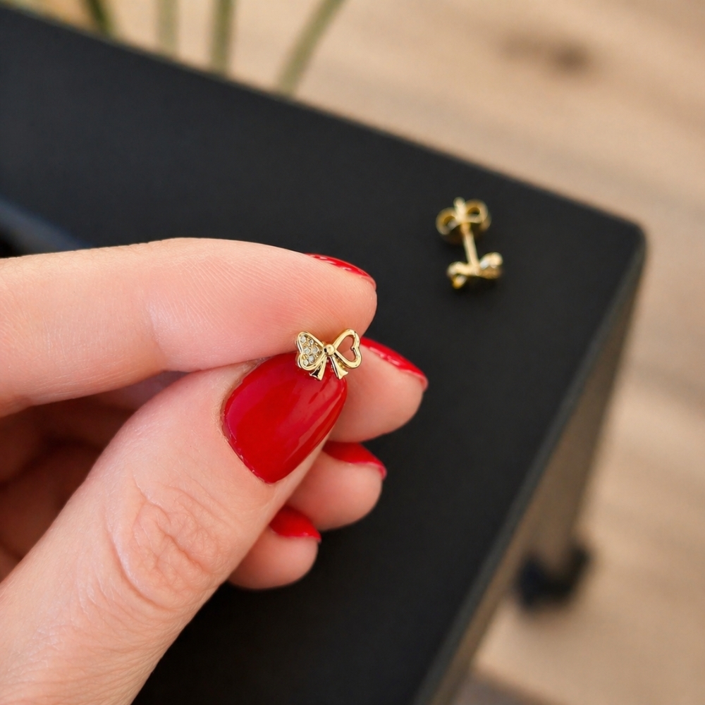 Pozłacane kolczyki KOKARDKI sztyfty biała cyrkonia SREBRNE 925