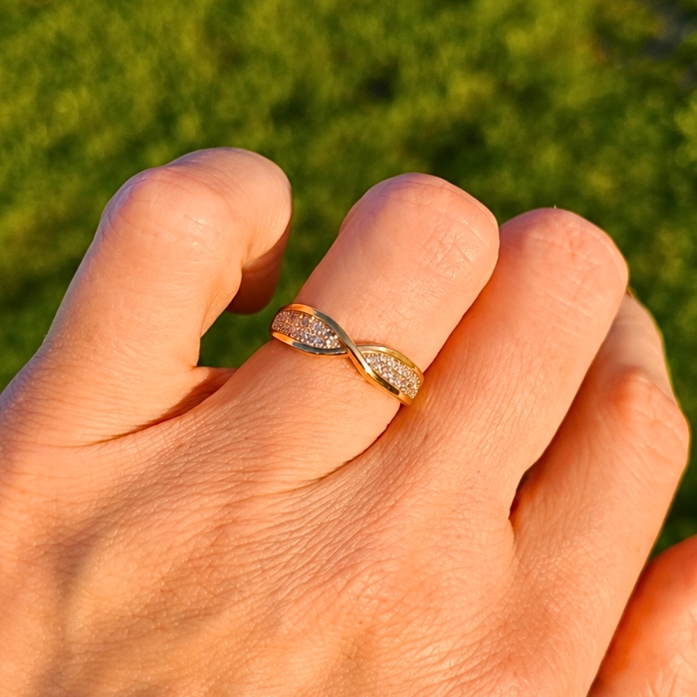Eingestreuter Goldring mit Strasssteinen