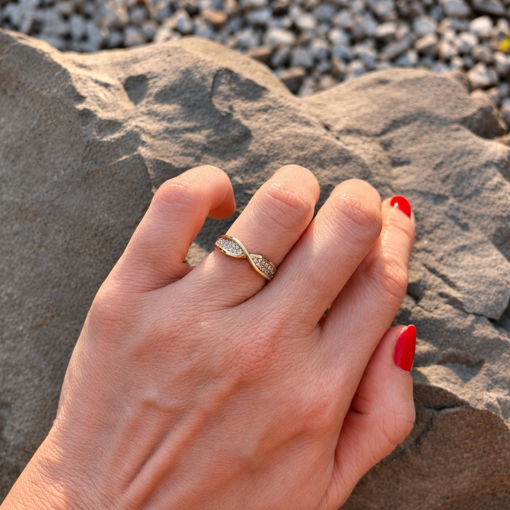Eingestreuter Goldring mit Strasssteinen